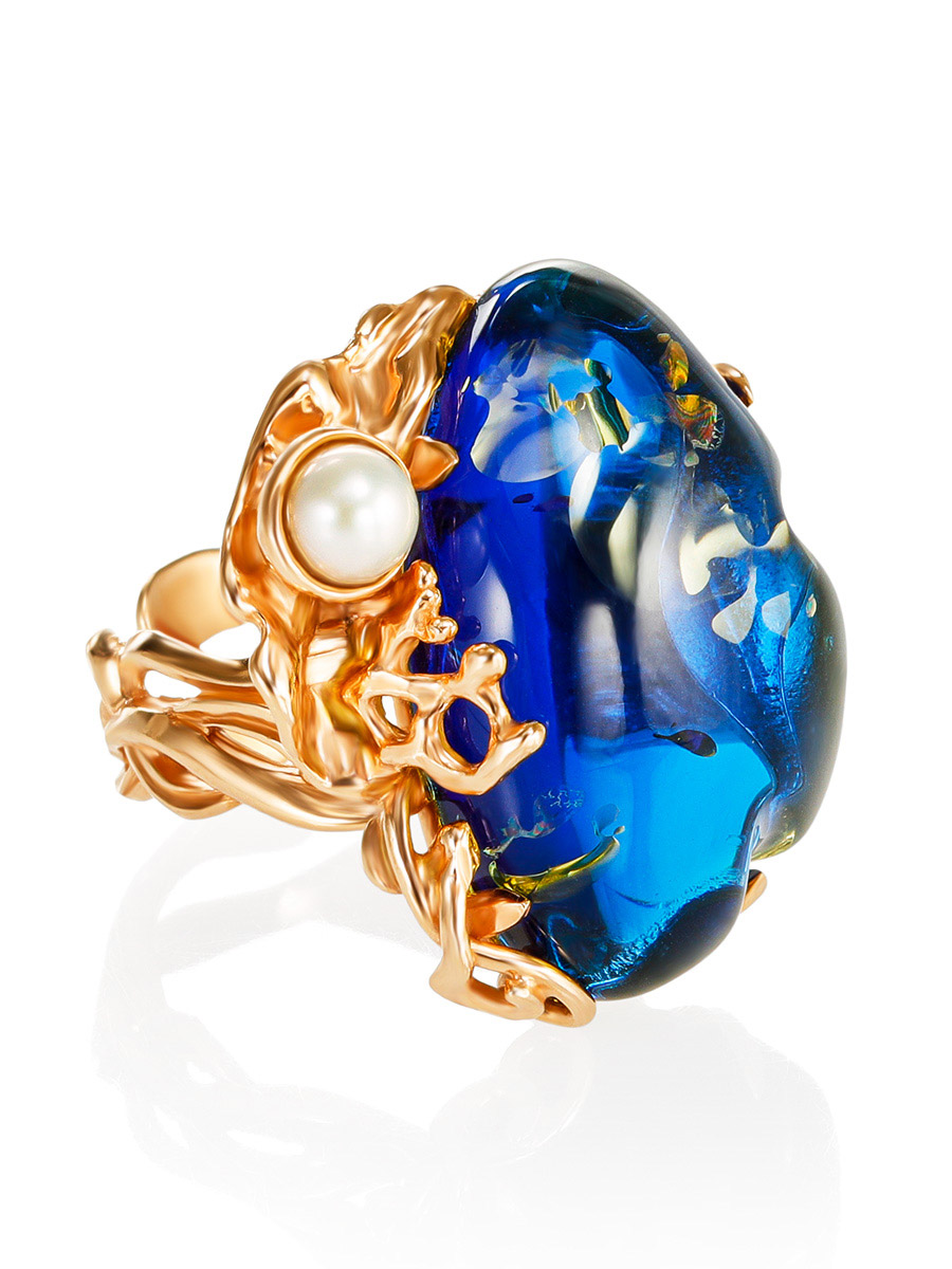  Нарядное позолоченное кольцо «Версаль» с янтарём синего цвета и жемчужиной