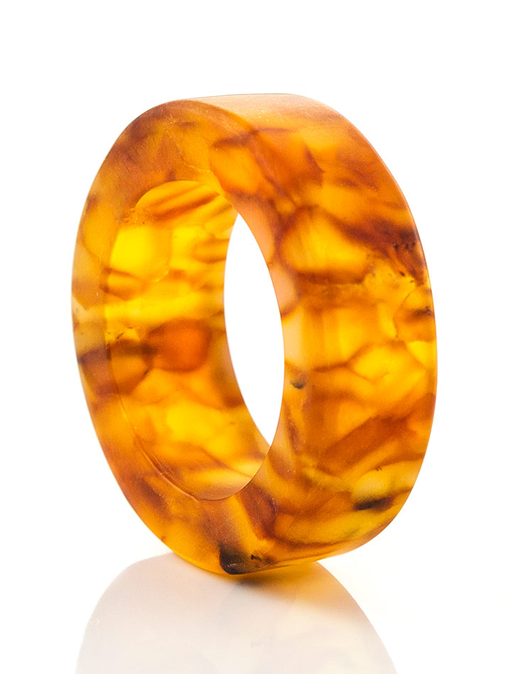 Необычное матовое кольцо «Везувий» из формованного янтаря коньячного цвета