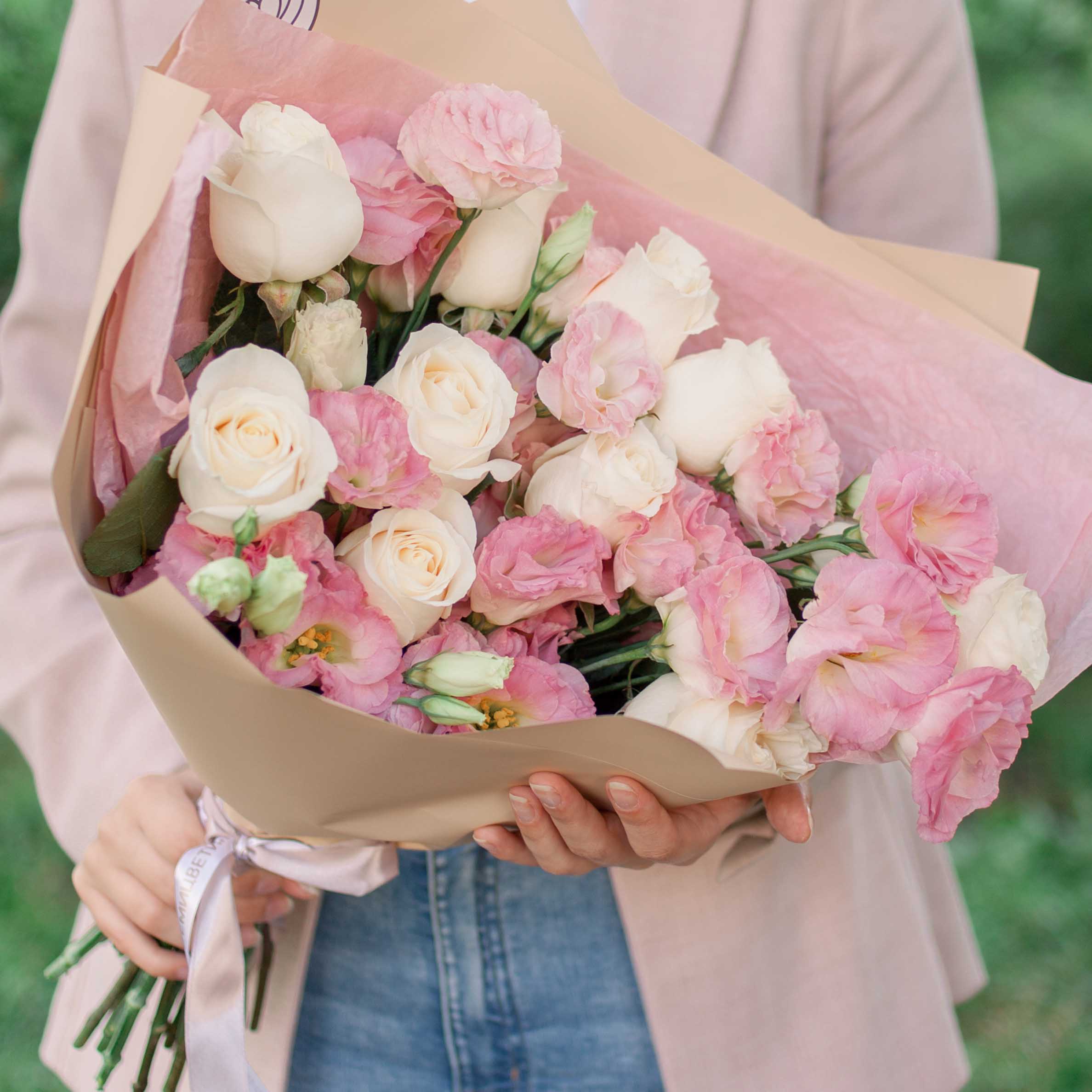 10 белых роз Vendela 50 см и 5 розовых лизиантусов