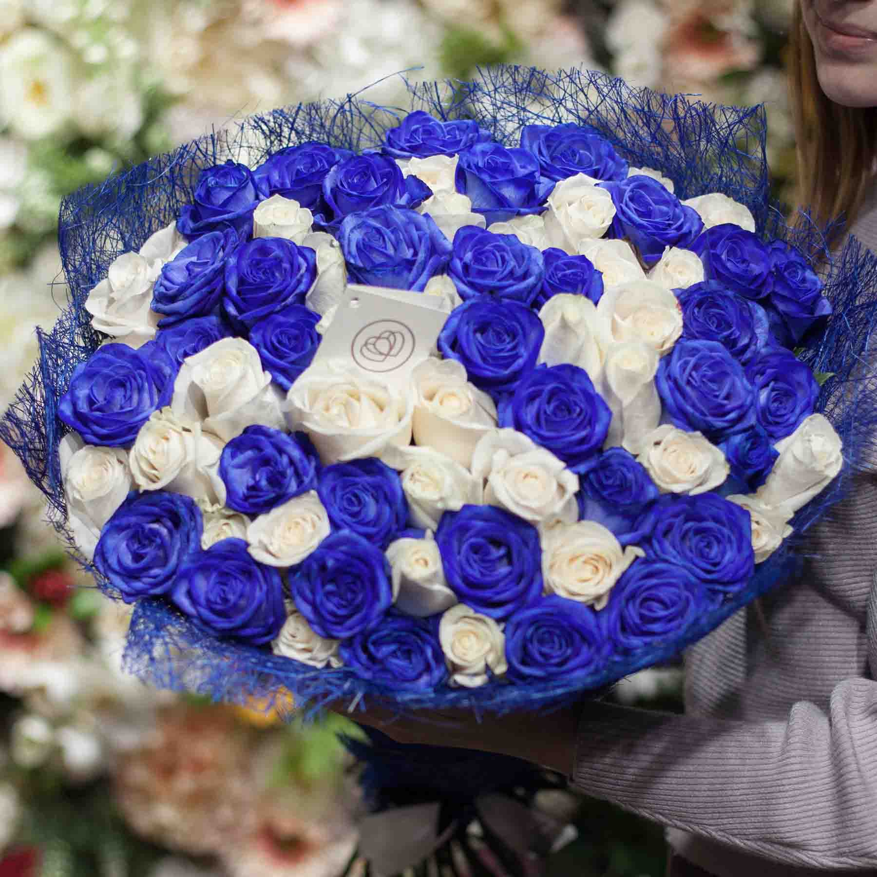 71 белая роза Vendela и синей розы