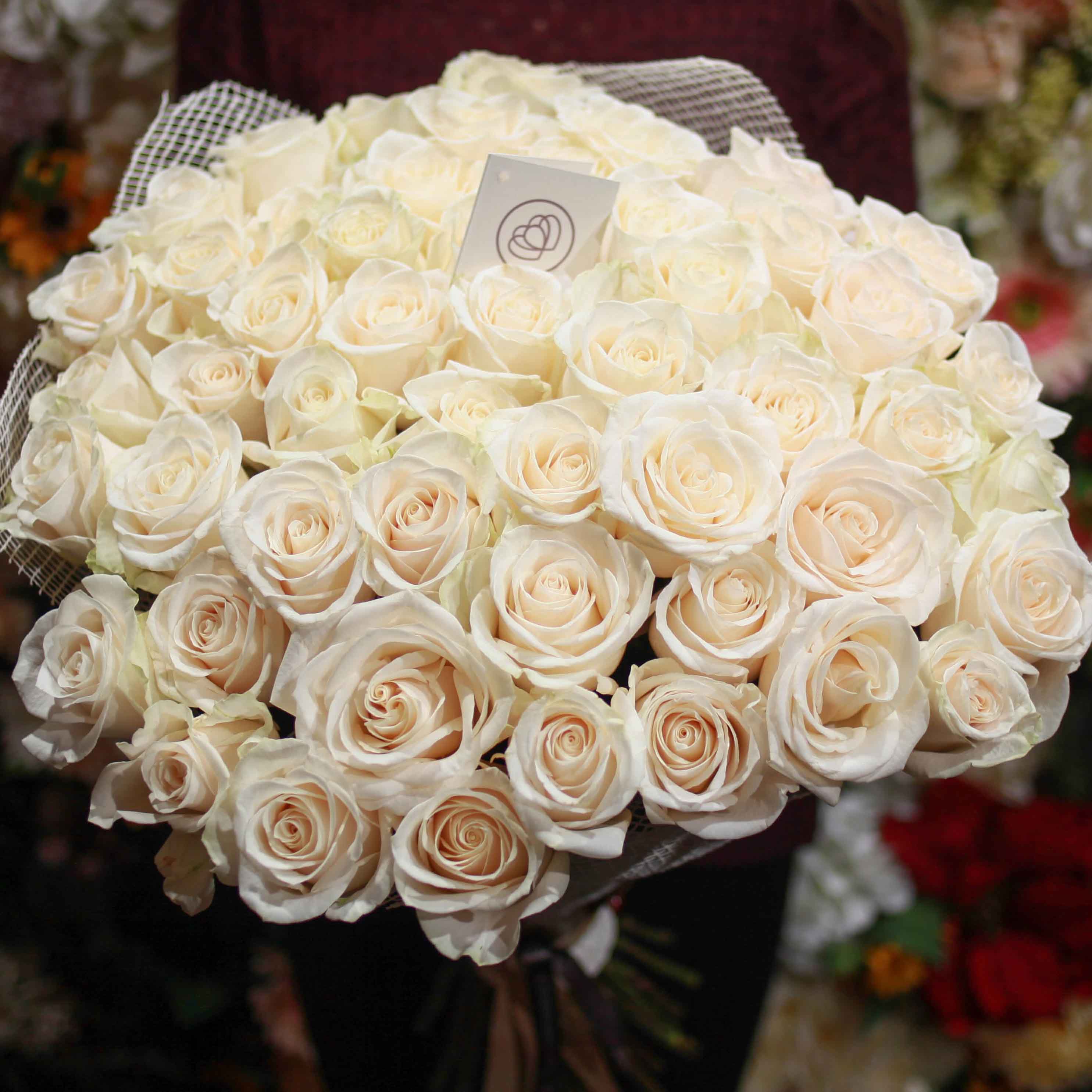51 белая роза Vendela 60 см