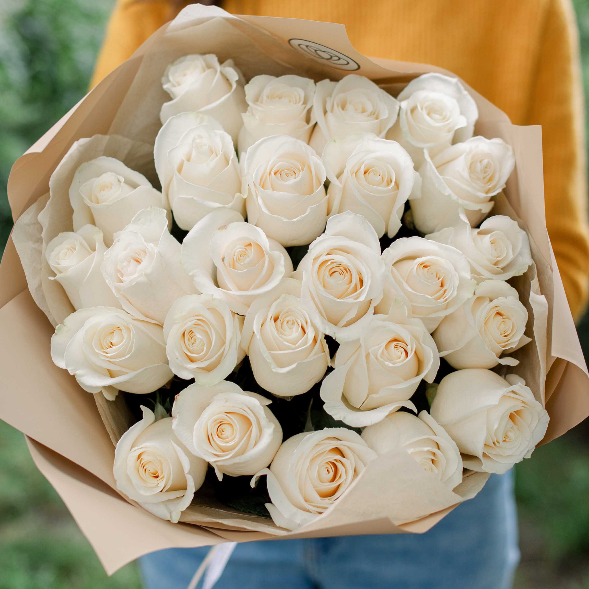 25 белых роз Vendela 50 см