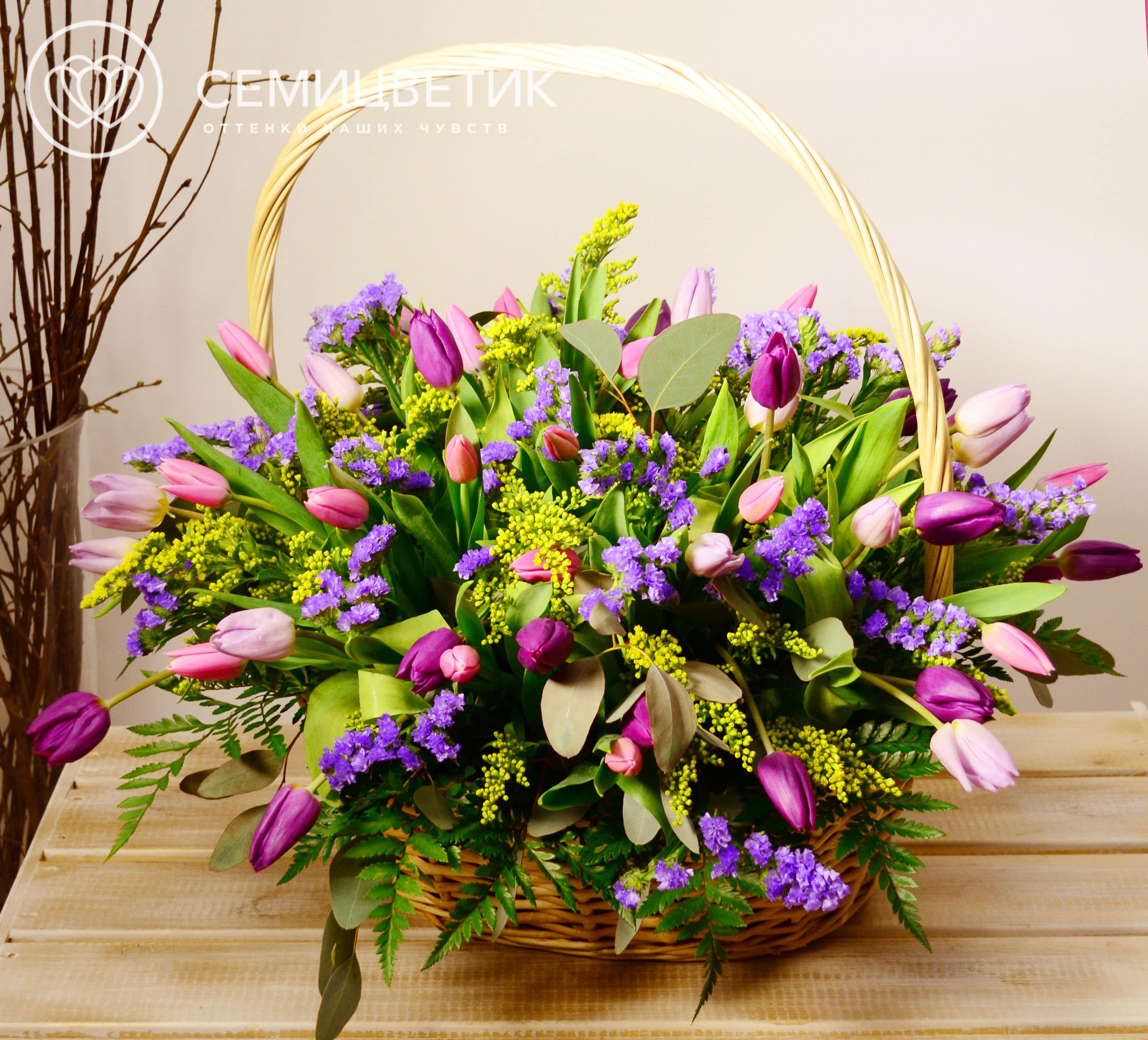 Корзины с цветами  Семицветик Корзина из тюльпанов и статицы с зеленью