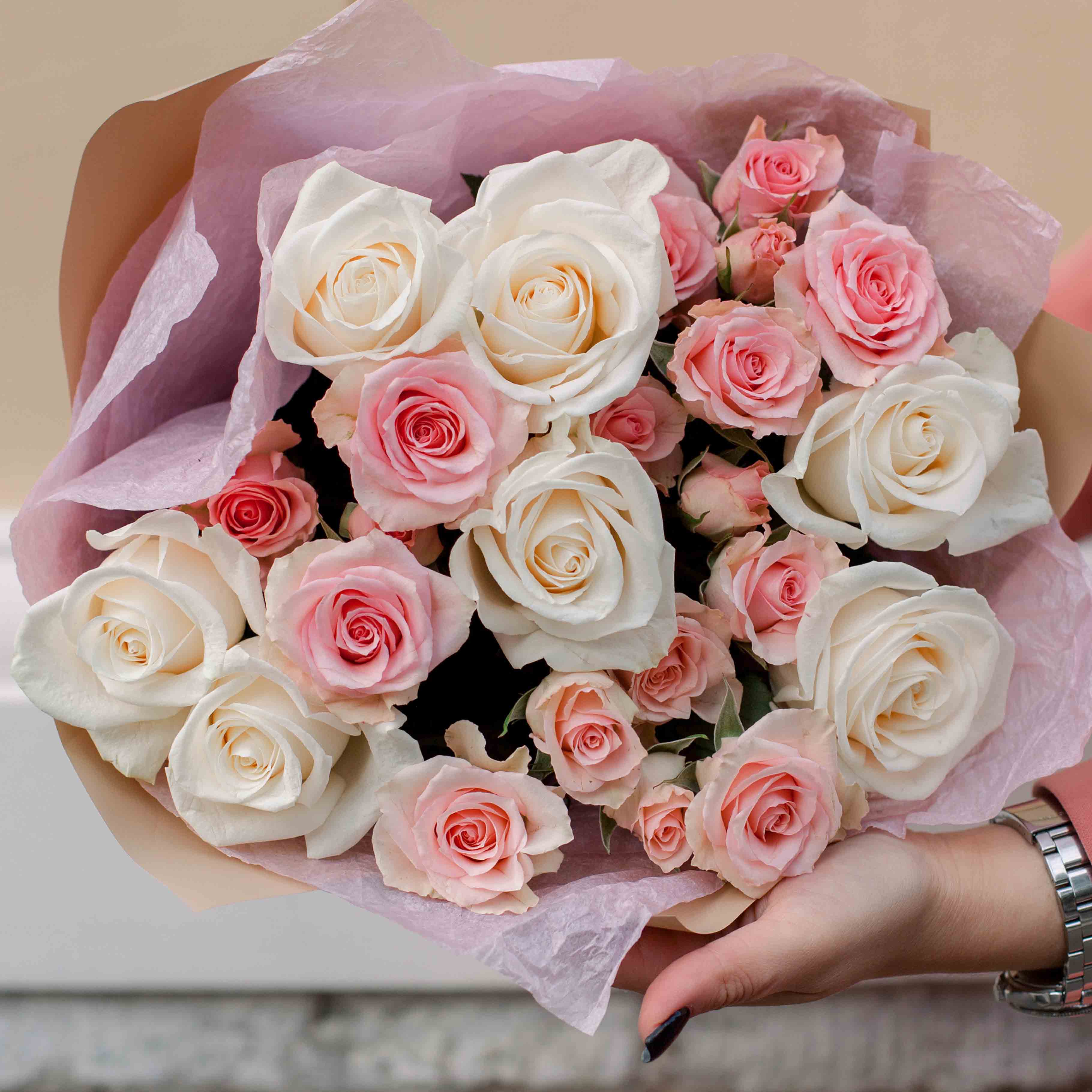 7 белых роз и 4 кустовые розовые розы