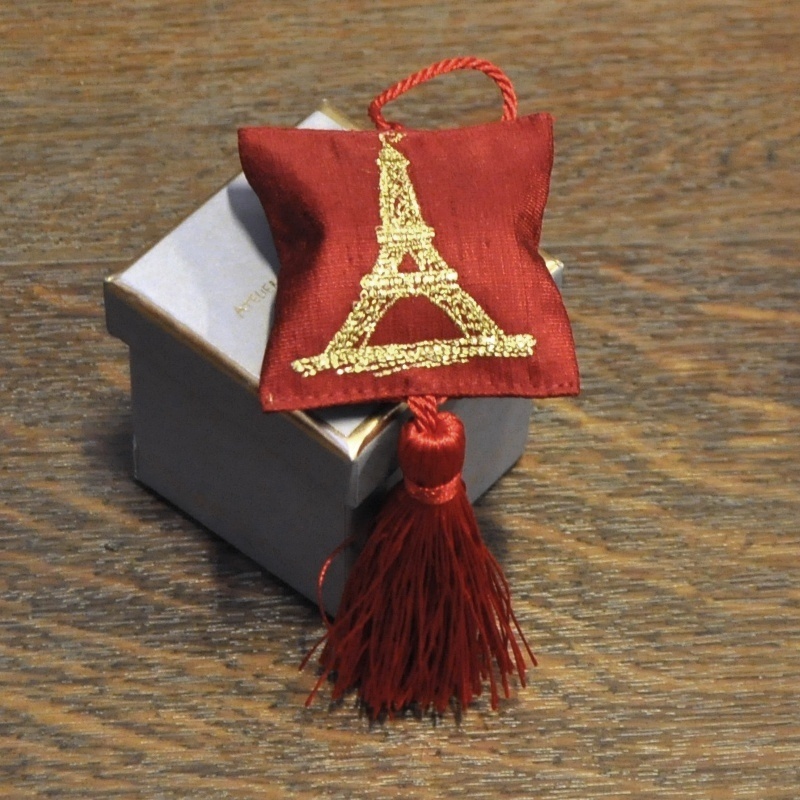 Серия «Эйфелева Башня» 
1 красная подушечка-саше с вышивкой , серая коробка (Саше)