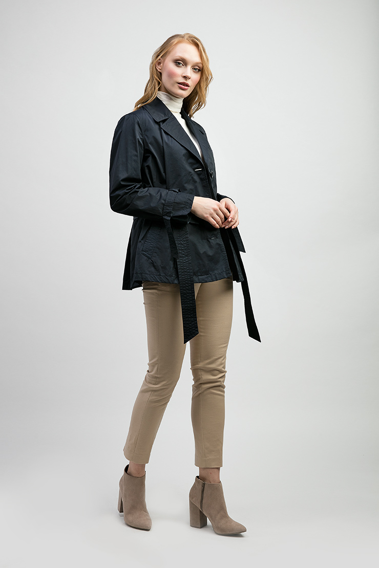 Женская куртка приталенного фасона с пуховым утеплителем