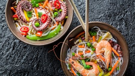 Блюда и напитки в тайском ресторане Baan Thai за полцены