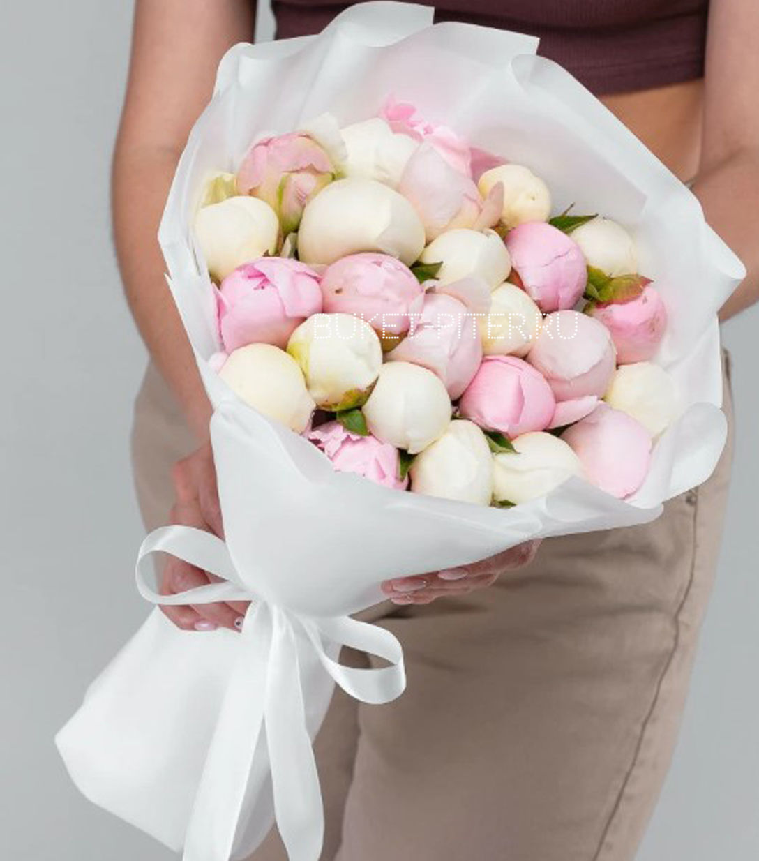 Новинки! NEW! Букет из 25 Розовых и Белых Пионов в Матовой упаковке LUX
