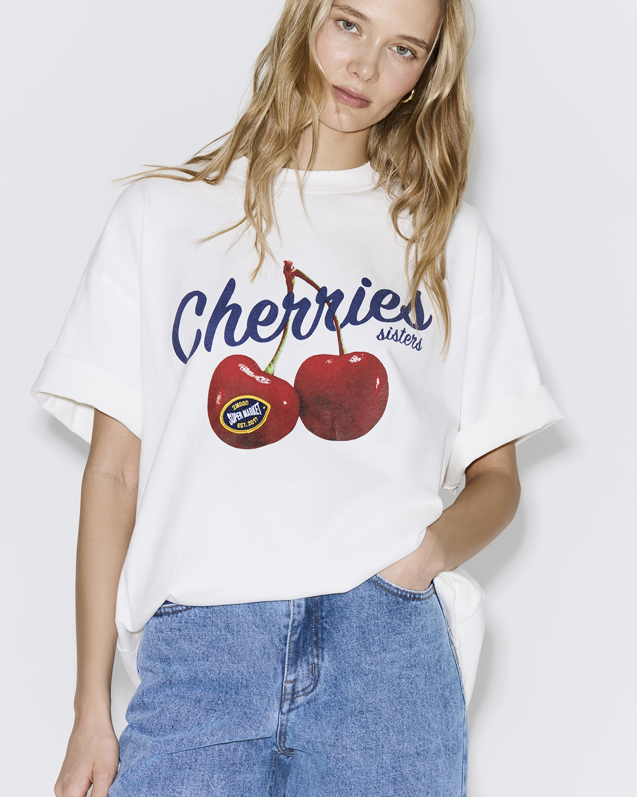 Футболка Vintage Vibe с принтом Cherry молочного цвета