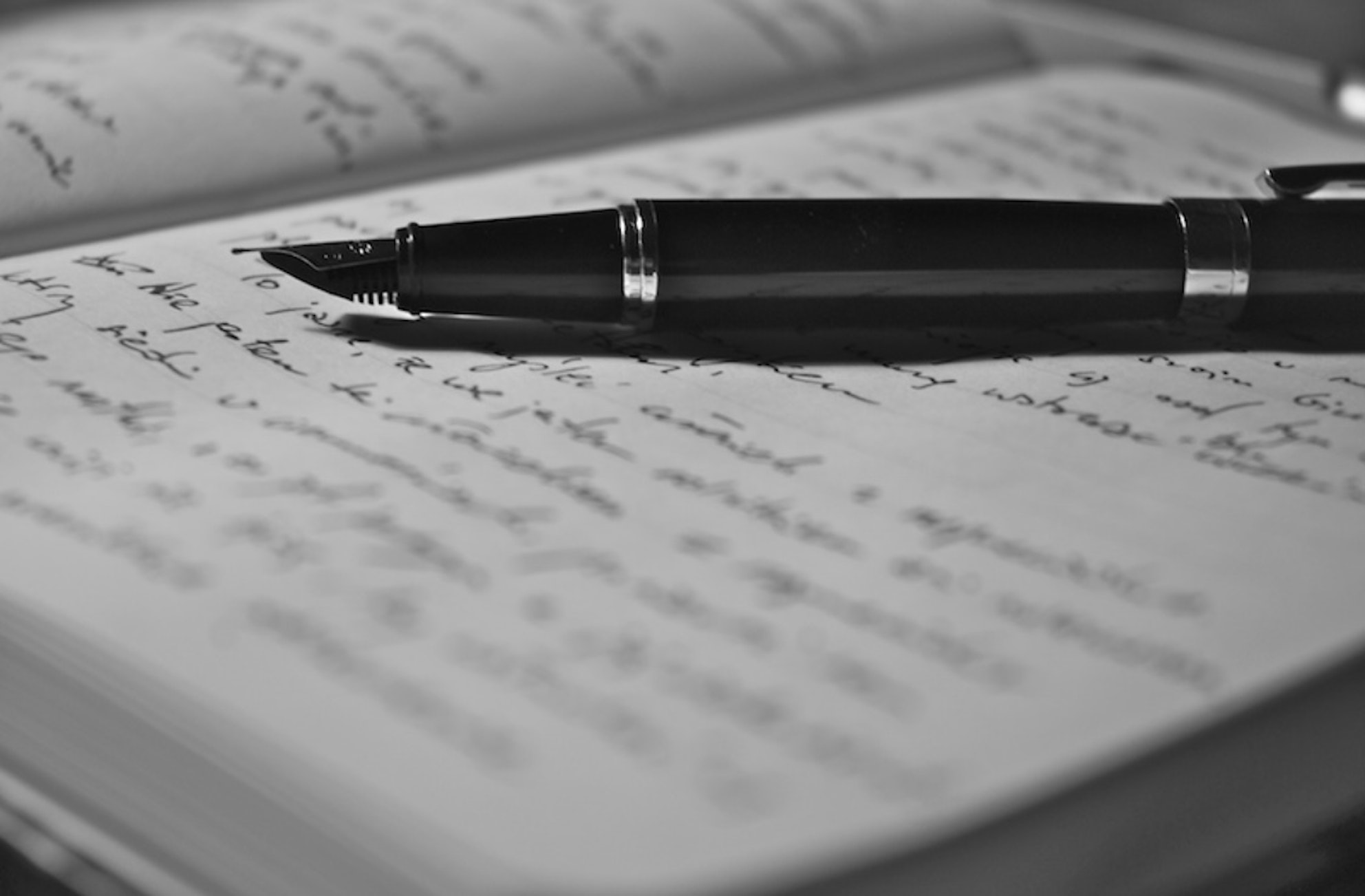 Руки поэзия. Книга с ручкой. Тетрадь и ручка. Писательство ручкой на бумаге. Рукопись ручка.