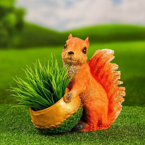 Садовая фигура Белка с кормушкой