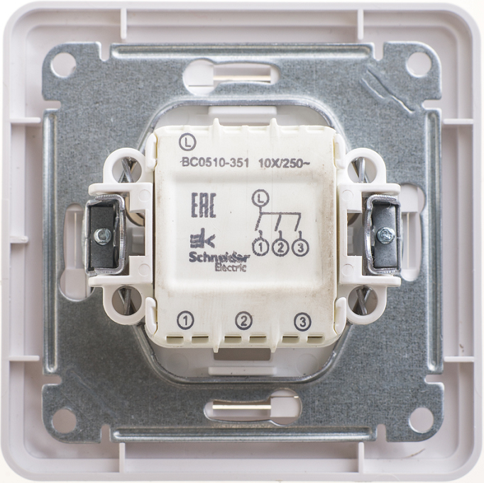 Выключатель Schneider Electric VS0510-351-18 Wessen 59 3-клавишный, 10АХ (в сборе) белый
