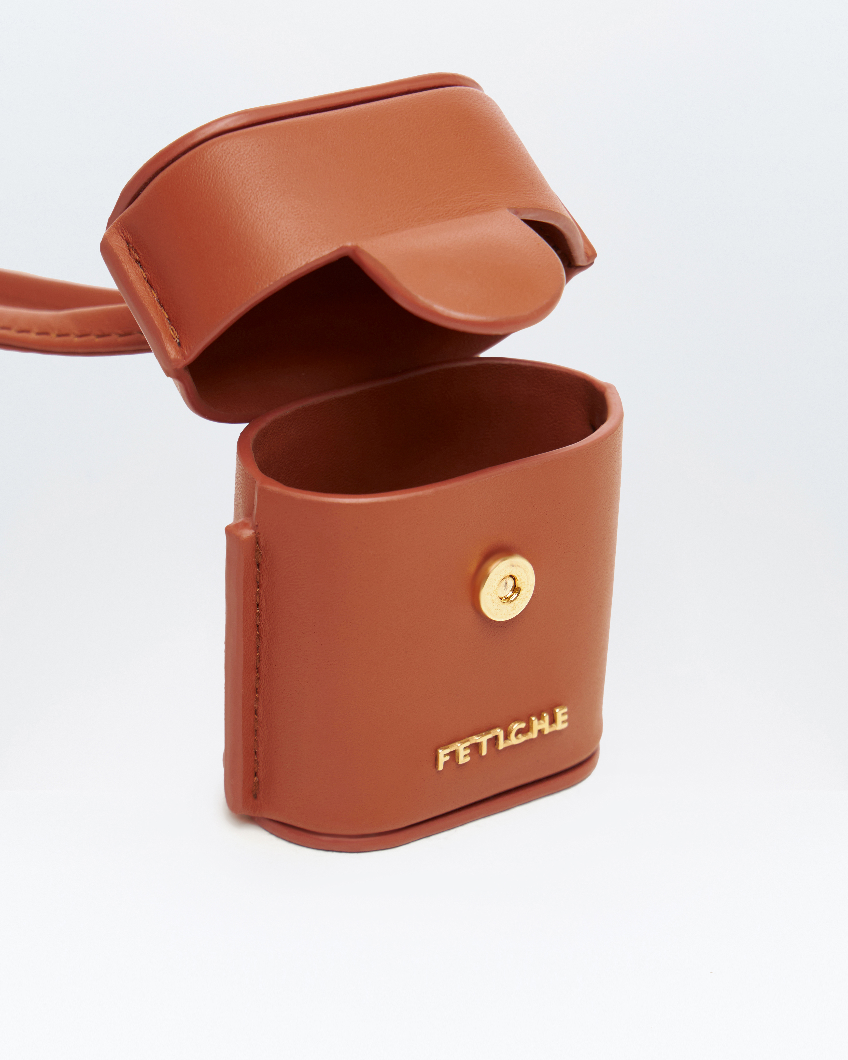 Стильный футляр для наушников AirPods карамельного цвета от FETICHE