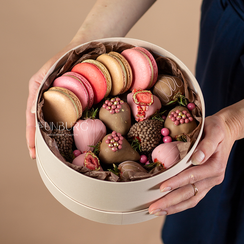 Клубника в шоколаде  Фанбург Набор клубники и пирожных «Sweet»