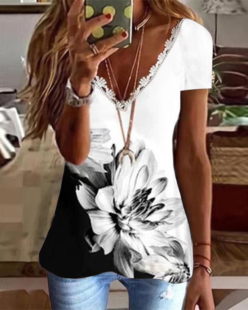 T-shirt & Tees  ChicMe Floral Print Colorblock Lace Trim T-shirt