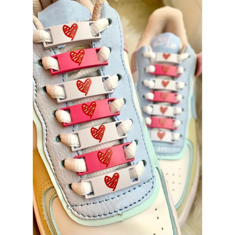 NO.8 Heart Love Rose Flower Обувь с металлической пряжкой Кроссовки на плоской подошве AF1 Аксессуары для шнурков с замком Женские высокие парусиновые туфли на шнурках с декоративной пряжкой в ​​подарок красный/белый