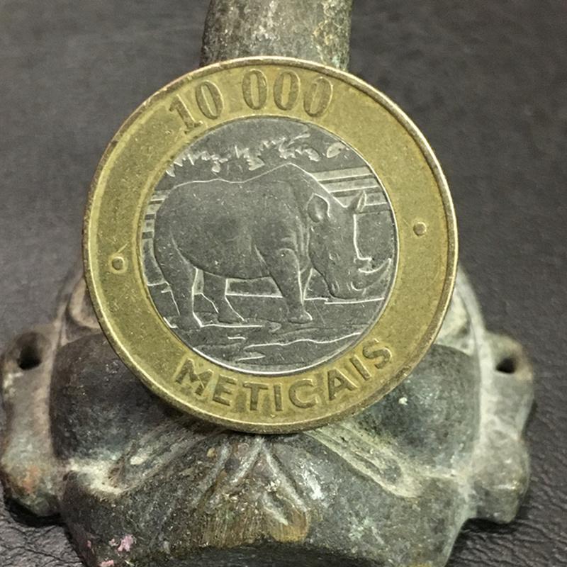 Мозамбик 10000 метикал Карл Черный носорог двухцветная монета с изображением животных Коллекция старых монет золотой