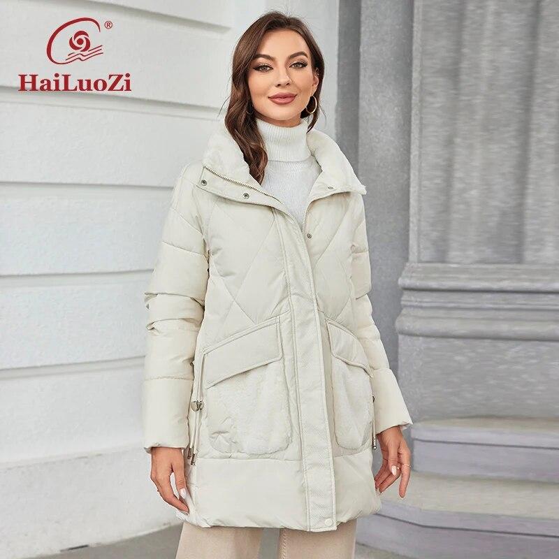 HaiLuoZi 2023 Новая женская зимняя куртка короткая теплая женская верхняя одежда с капюшоном и боковыми карманами на меху однотонное женское пальто 1155 S чёрный