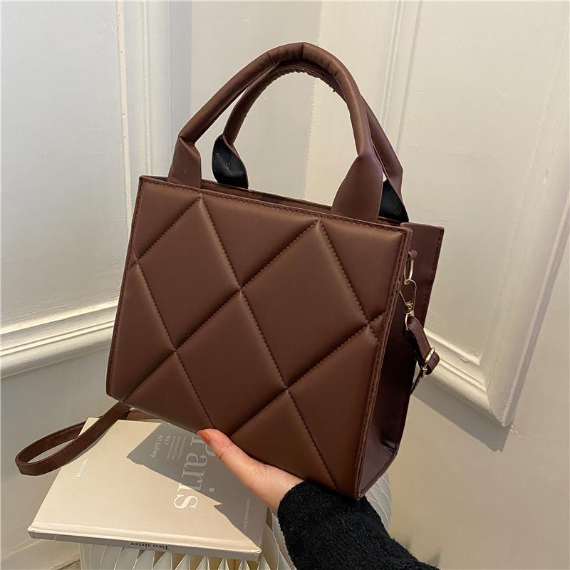 Однотонная женская сумка 2024Новая весенняя сумка Lingge PU Handheld на одно плечо Crossbody Bag Модная женская сумка коричневый