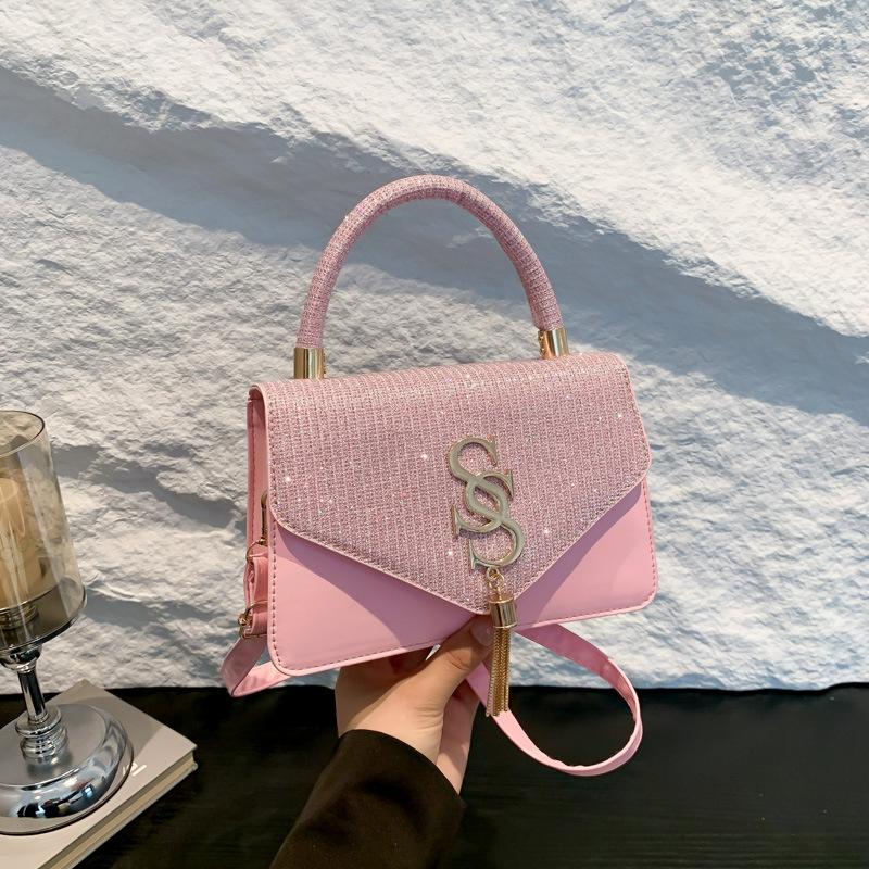 Niche texture shoulder bag women s 2024 spring and summer new ins simple trend fringed portable commuter messenger bag чёрный