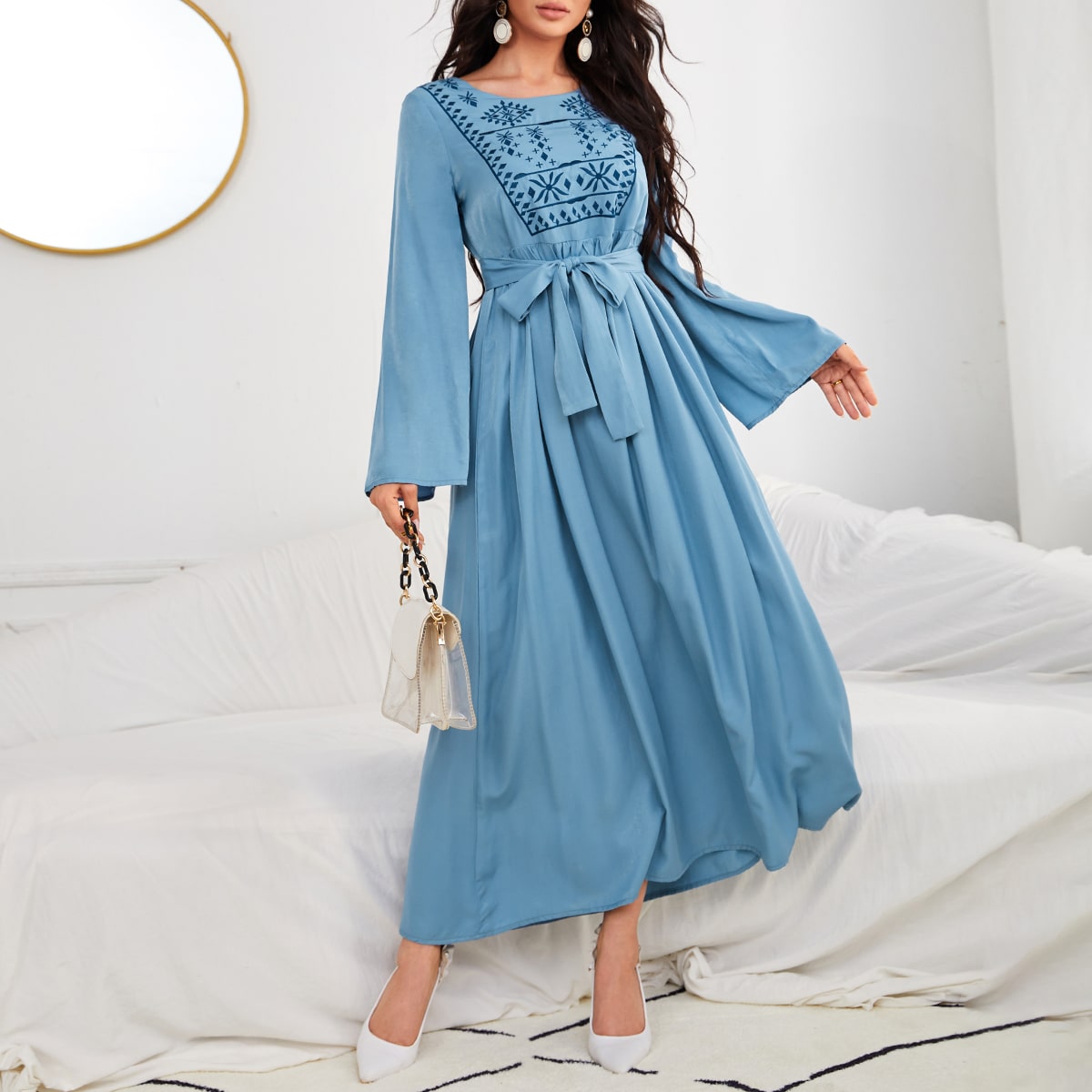   SheIn Платье с геометрическим принтом и поясом