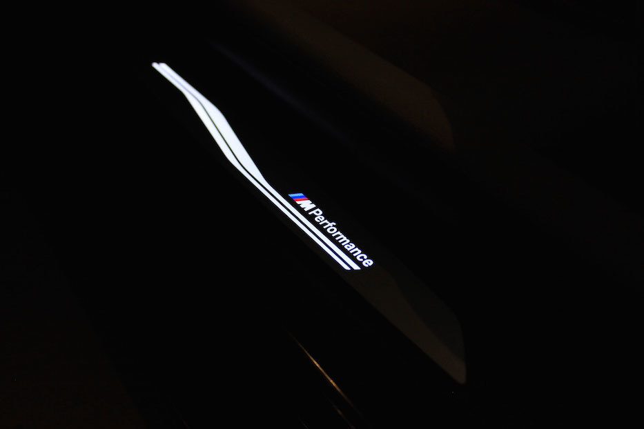 Накладки на пороги M Perfomance (передние с подсветкой) 51472359786 BMW X1 (F48) 2015-