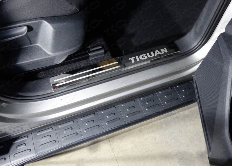 Накладки на пластиковые пороги 2шт (лист зеркальный) VWTIG17-26 для Volkswagen Tiguan 2017-