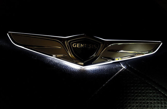 Кузовные эмблемы  ПЭК МОЛЛ Эмблема "Genesis" с подсветкой Autoclover для Hyundai Genesis DH (2014 - 2017)