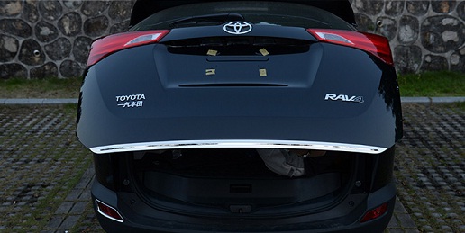 Накладка на кромку багажной двери для Toyota RAV4 (2013 - 2015)