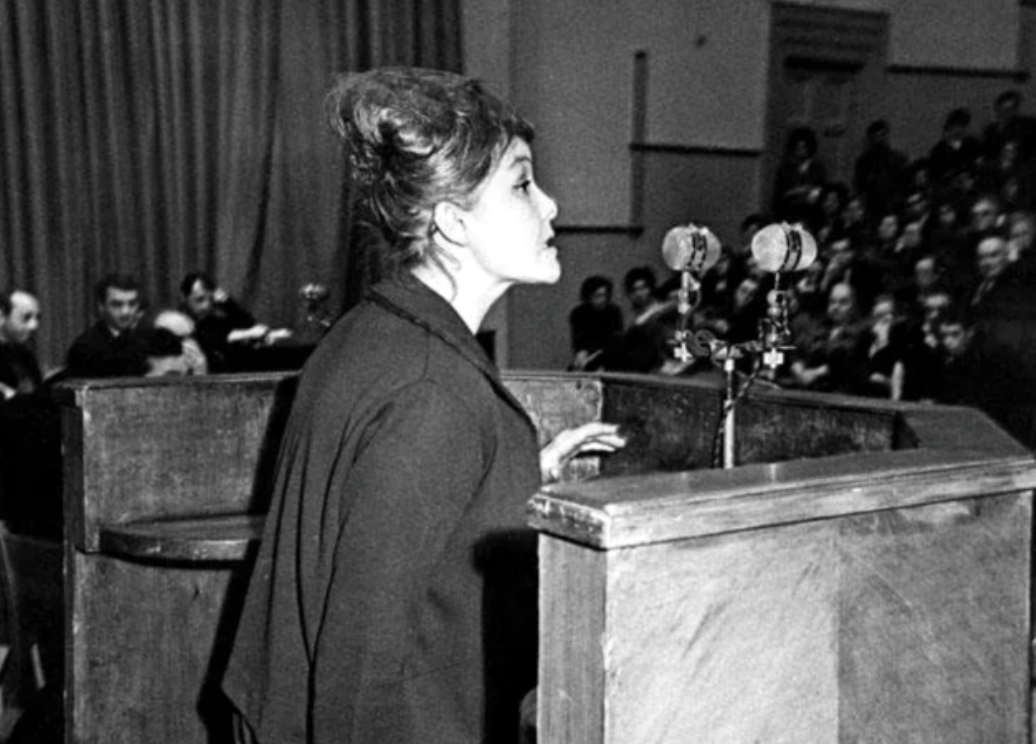 Белла Ахмадулина. «Стихотворения чудный театр». Цикл «Послушайте!»