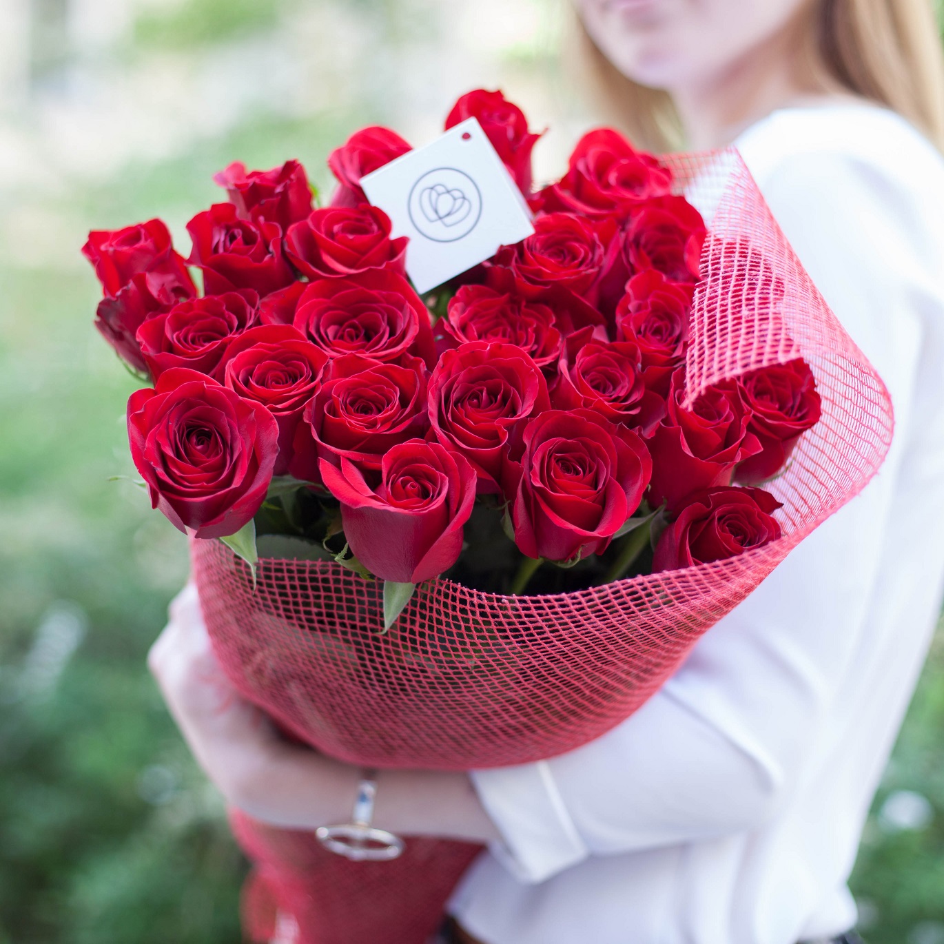 Розочки дарить. 25 Красных эквадорских роз. Букет 25 роз Фридом. Цветы подарок для девушки. Девушка с цветком.