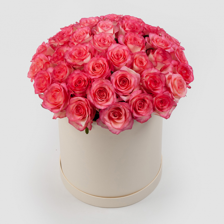 Букеты в шляпной коробке Букет в белой коробке Женское счастье (51 роза)
