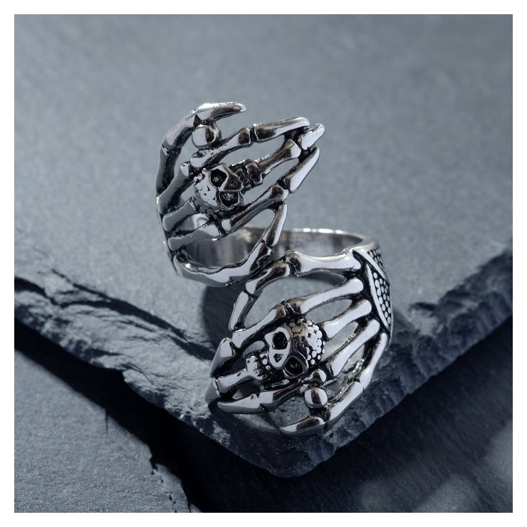 Кольцо Перстень череп на костях, цвет чернёное серебро, безразмерное