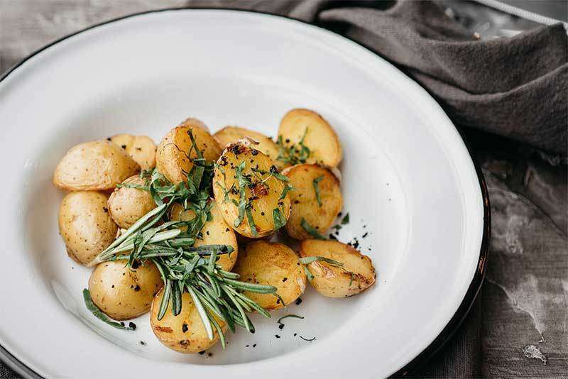 Картофель запеченный с розмарином и шампиньонами