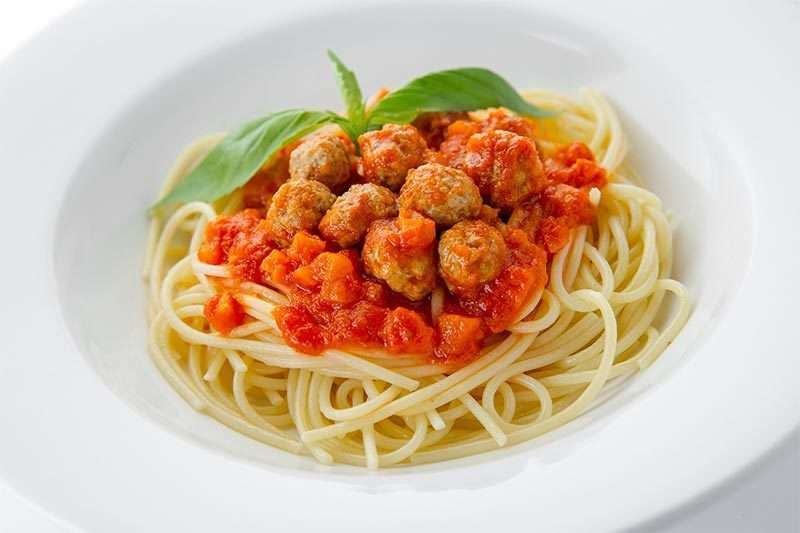 Тефтели с соусом с макаронами. Спагетти с тефтелями в томатном соусе. Спагетти с фрикадельками в томатном соусе. Паста с тефтелями в томатном соусе. Макароны с фрикадельками в томатном соусе.