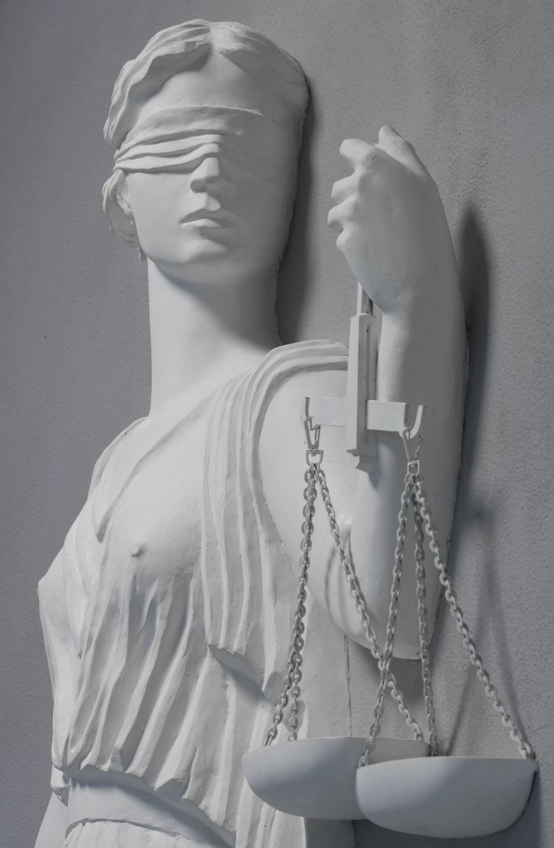 Богиня Фемида статуя