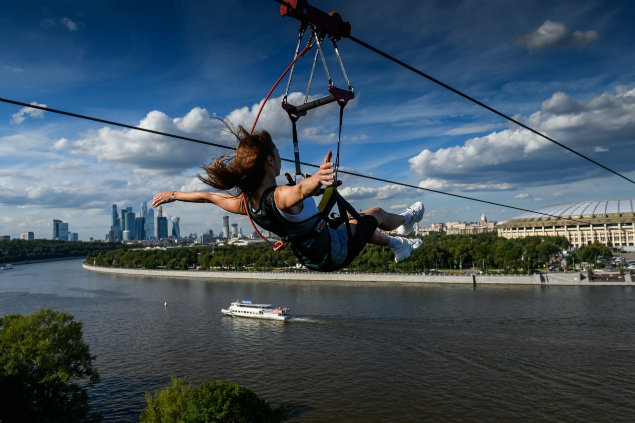 Полеты  Xpresent Подарочный сертификат «Спуск по стальному канату Zipline» (1 спуск, 14-17 лет)