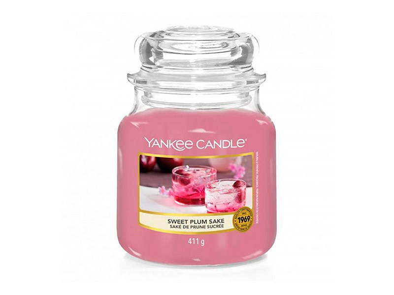 Свеча Yankee Candle средняя в банке Сливовый саке 411 г.