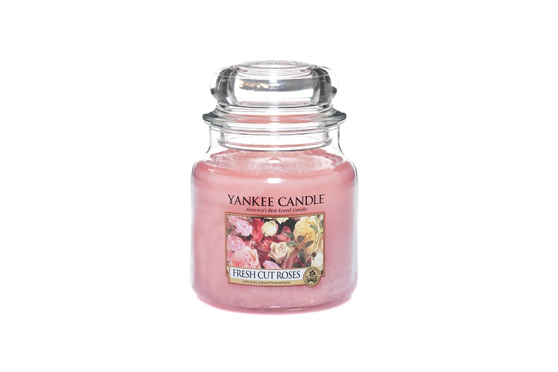 Свеча Yankee Candle средняя в банке Свежесрезанные розы 411 г.