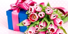 Что дарить на 8 марта любимым женщинам: шпаргалка для мужчин